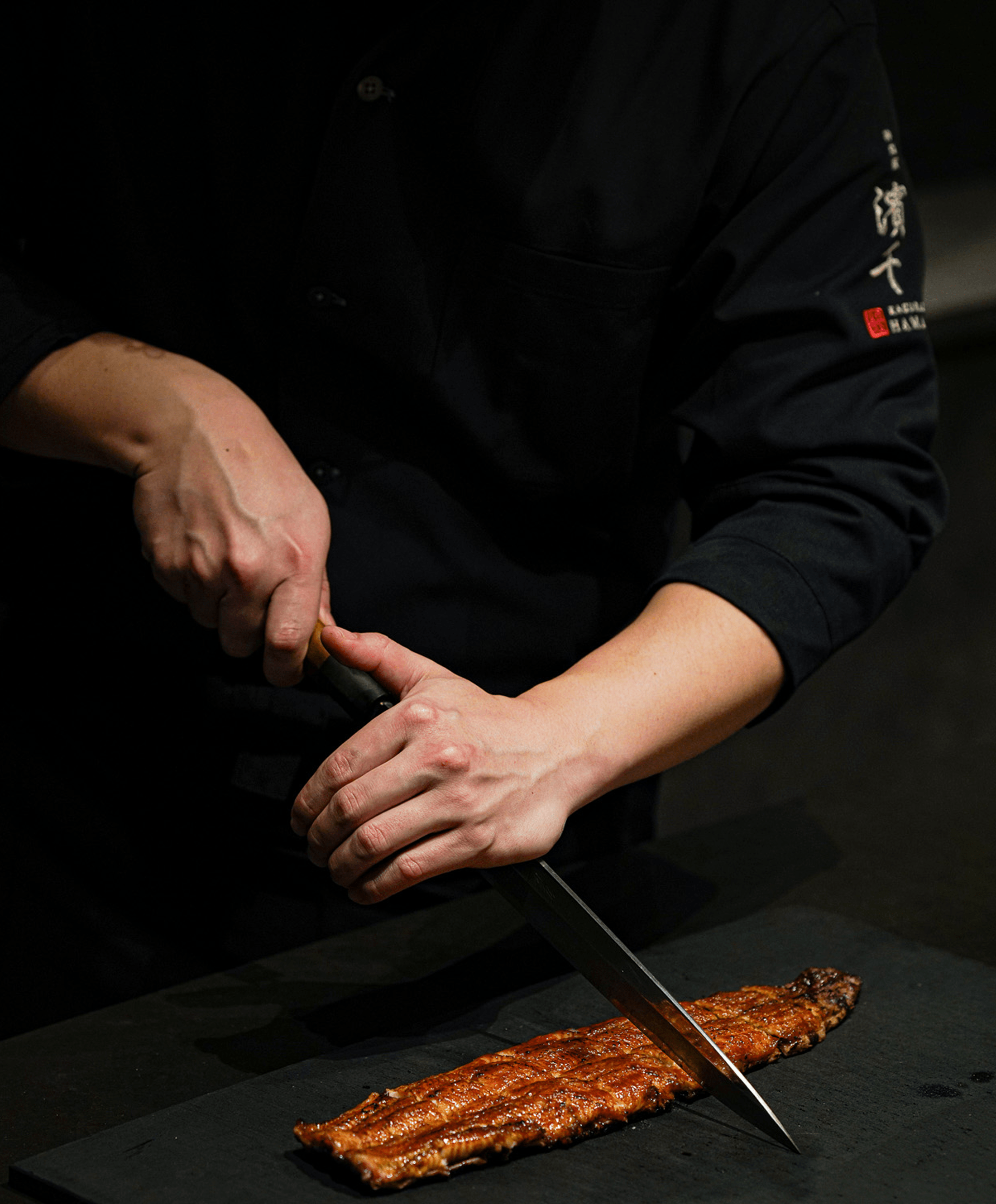 国産のうなぎを捌く